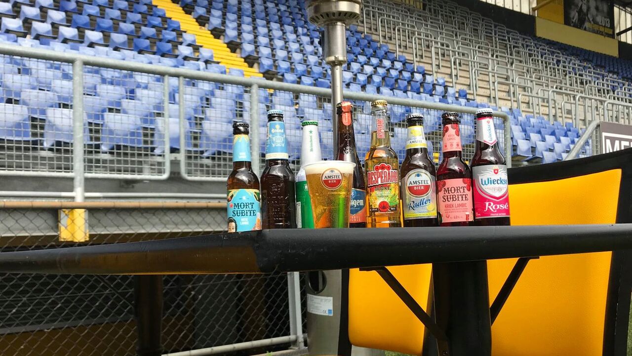 Bierflesjes op een tafel in het stadion van Eredivisie-ploeg NAC Breda