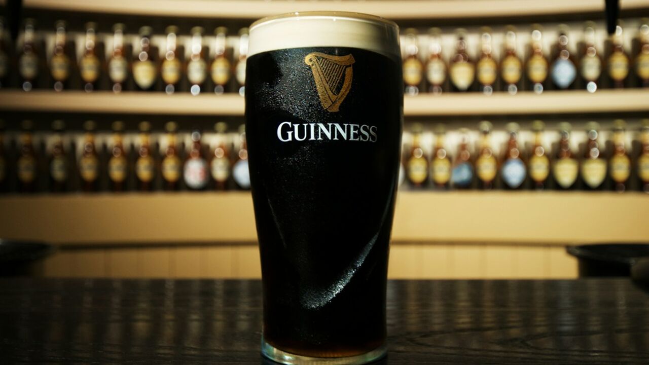 Een glas Guinness, getoond in een bierbrouwerij, warmee men split the G speelt
