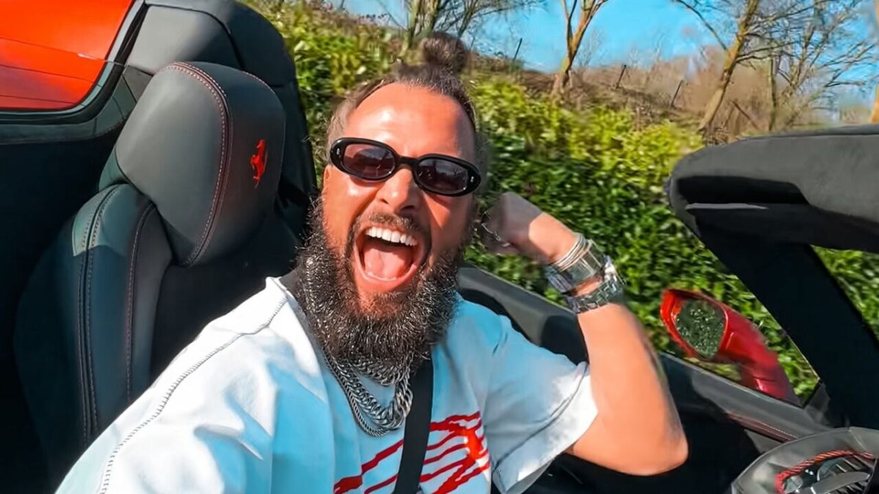 DJ La Fuente in zijn auto, de Ferrari 458