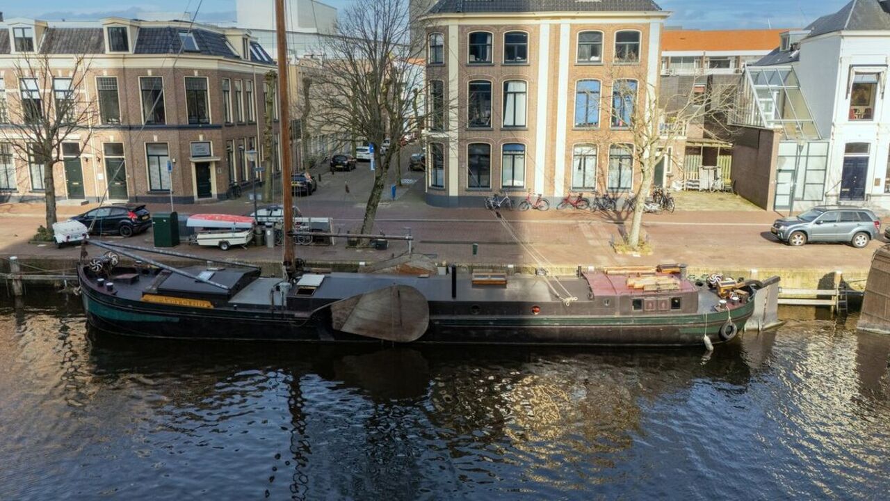 Een woonboot gelegen in Leeuwarden (die te koop staat op Funda)