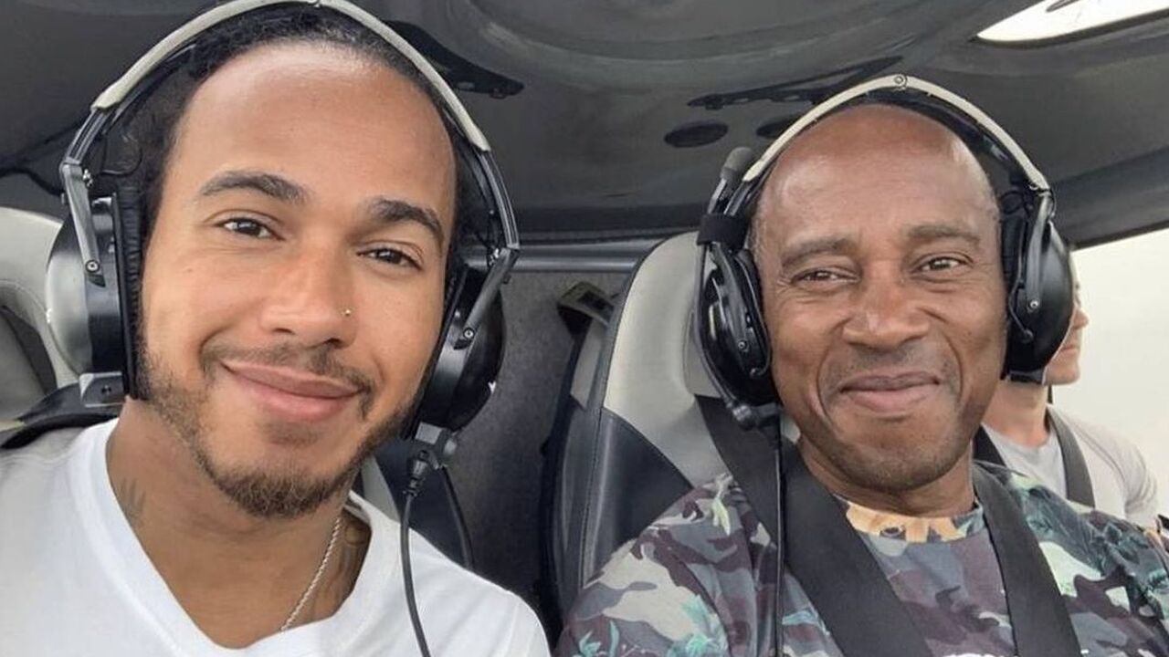 Lewis Hamilton en zijn vader, die twee horloges droeg tijdens een race in de Formule 1
