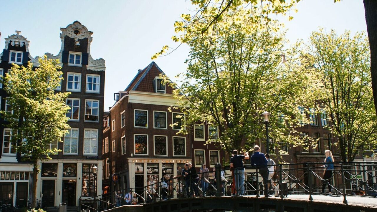 Amsterdam op een zomerse dag waarop de zon schijnt, ideaal om genoeg vitamine D binnen te krijgen