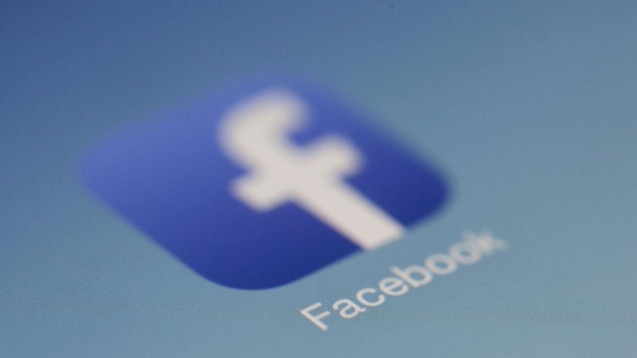 Het Facebook logo op een telefoon. Het bedrijf waar Evaldas Rimsauskas van stal