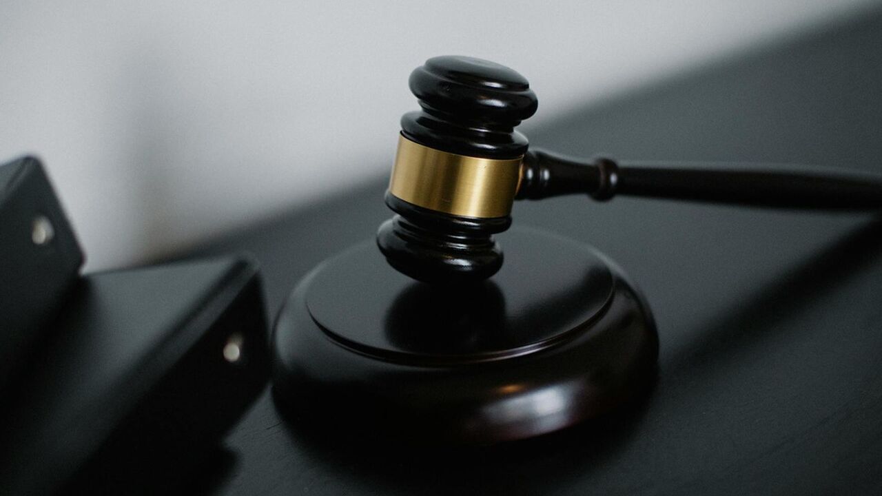 Een rechterhamer, gebruikt bij rechtszaken zoals die van Butselaar