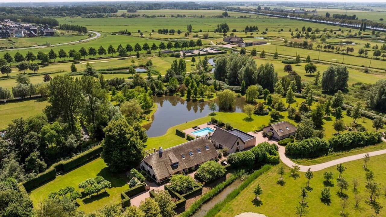 Uitzicht over de omgeving van de woonboerderij in Loenen aan de Vecht, die op Funda te koop staat