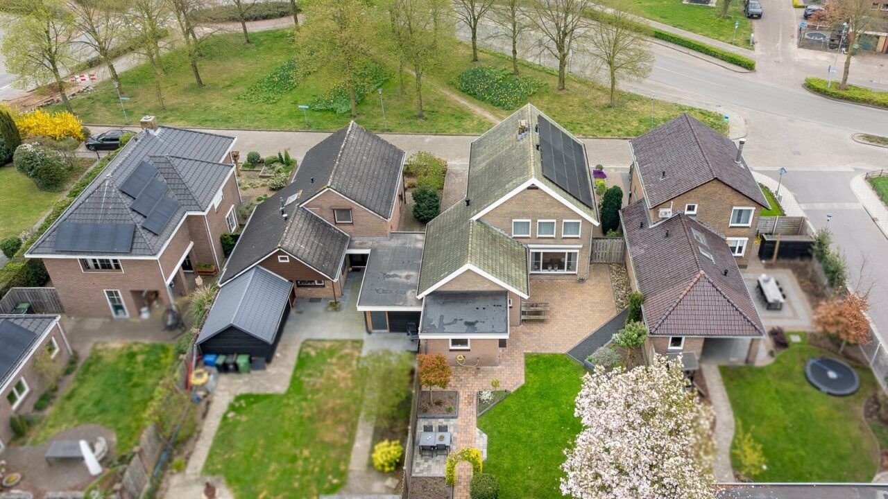 Droneshot van huizen in Nederland. gemiddelde woonoppervlakte woningen.