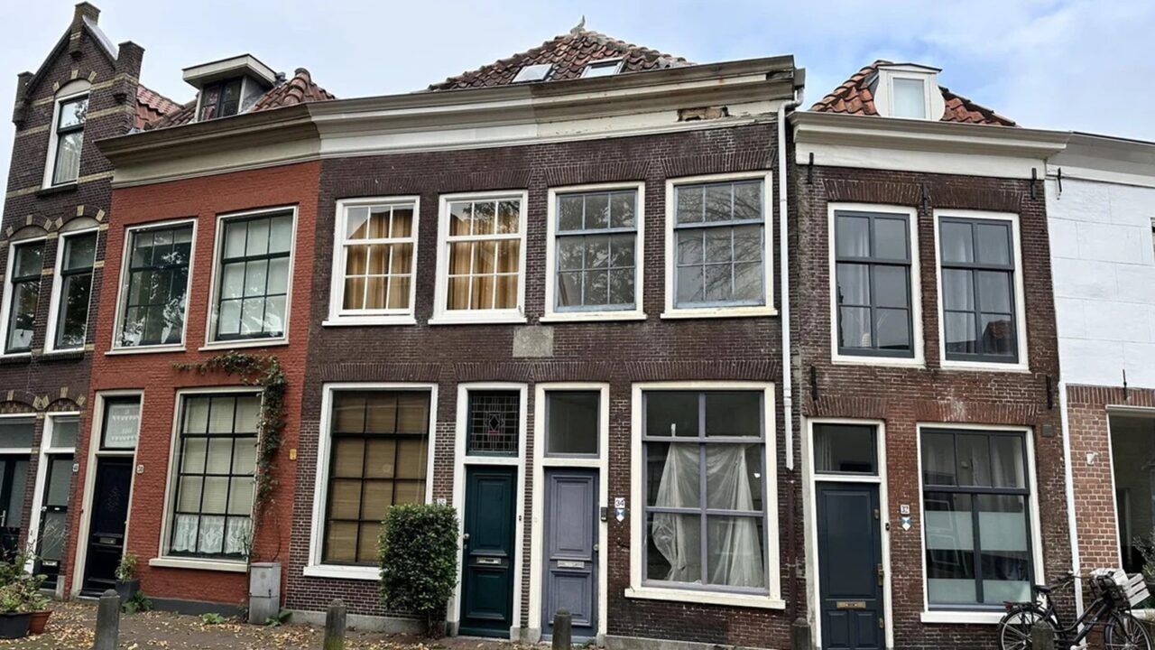 voorzijde van piepklein huis in Gouda.