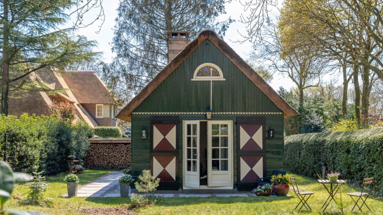 Voorzijde van het tuinhuisje in Blaricum.