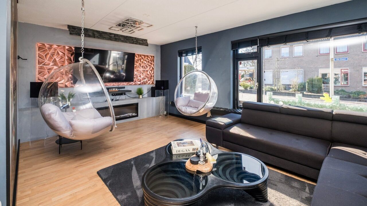 De woonkamer van dit huis, die over een aparte stijl beschikt.