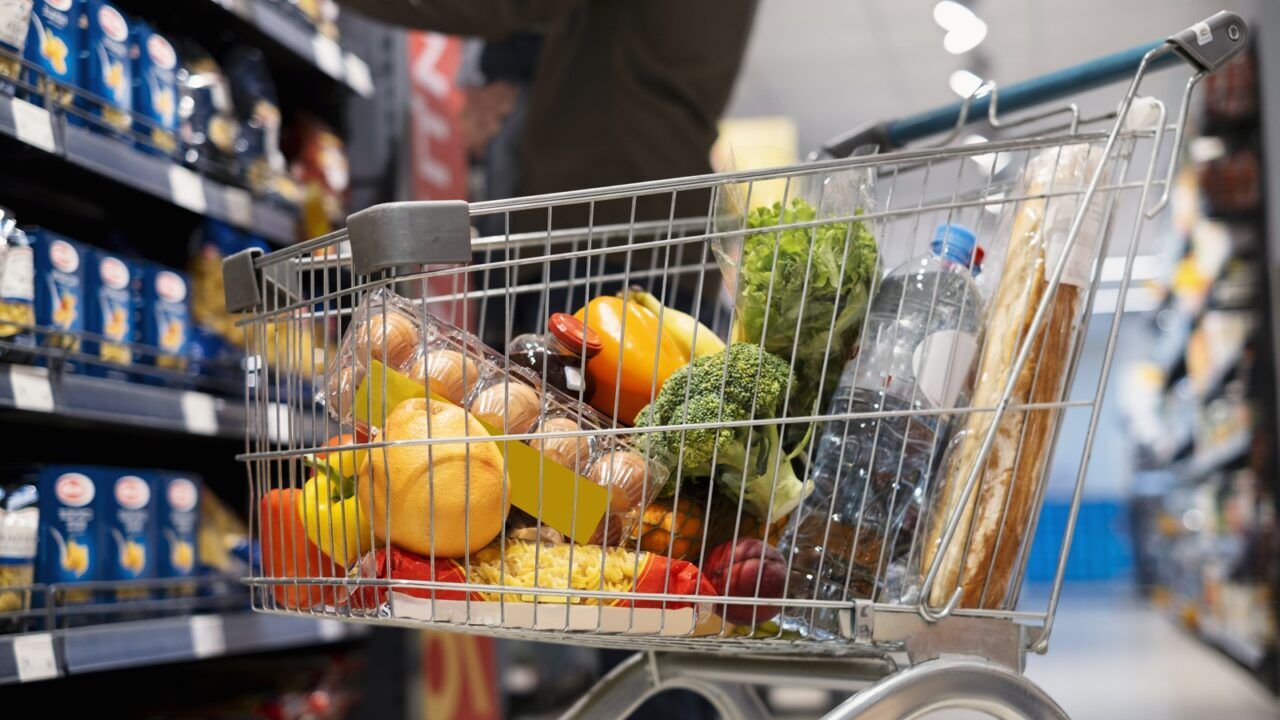 Foto van winkelwagentje in een van de supermarkten die vergeten de kortingen door te voeren.
