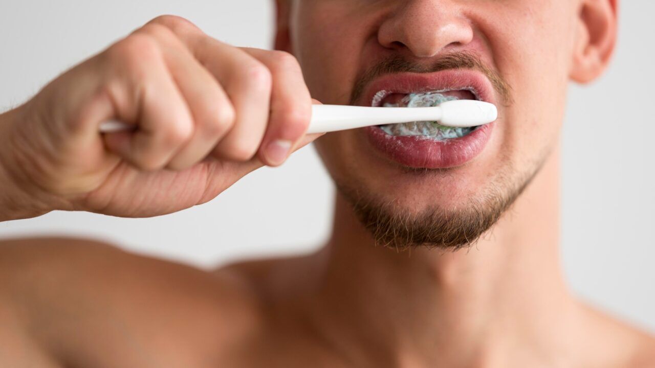 Man die zijn tanden niet onder de douche poetst