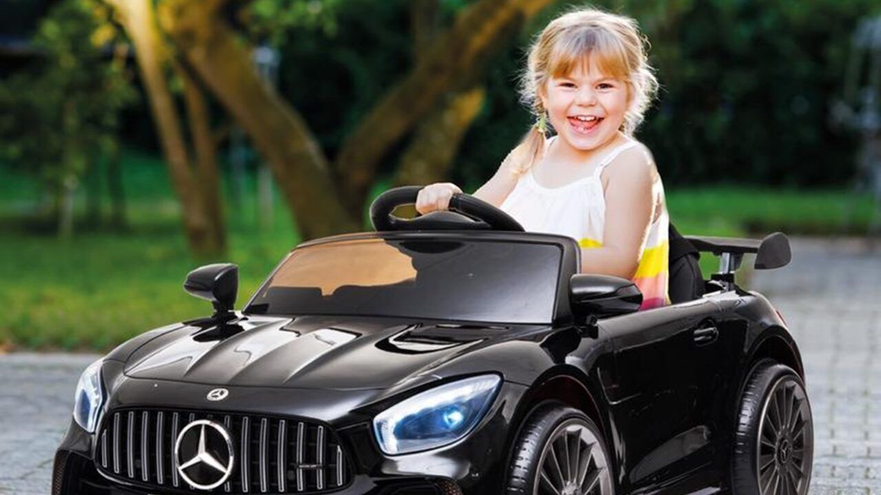 De Mercedes-Benz AMG kinderauto in actie