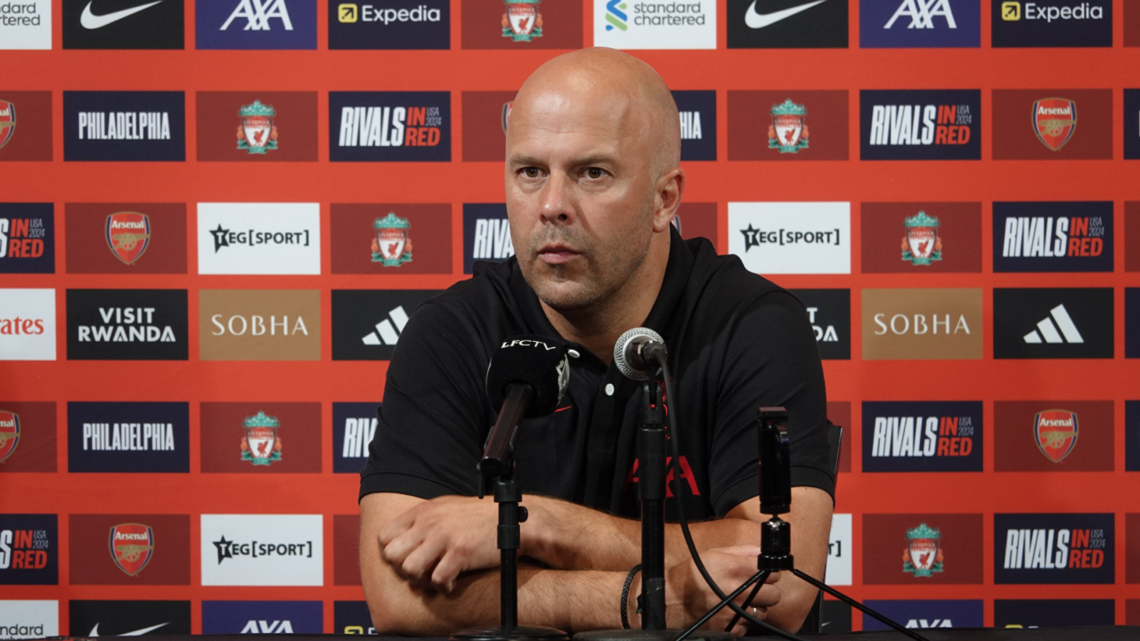 Arne Slot tijdens een persconferentie bij Liverpool