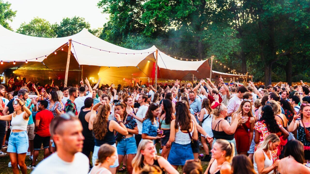 Feestende mensen op TAPT