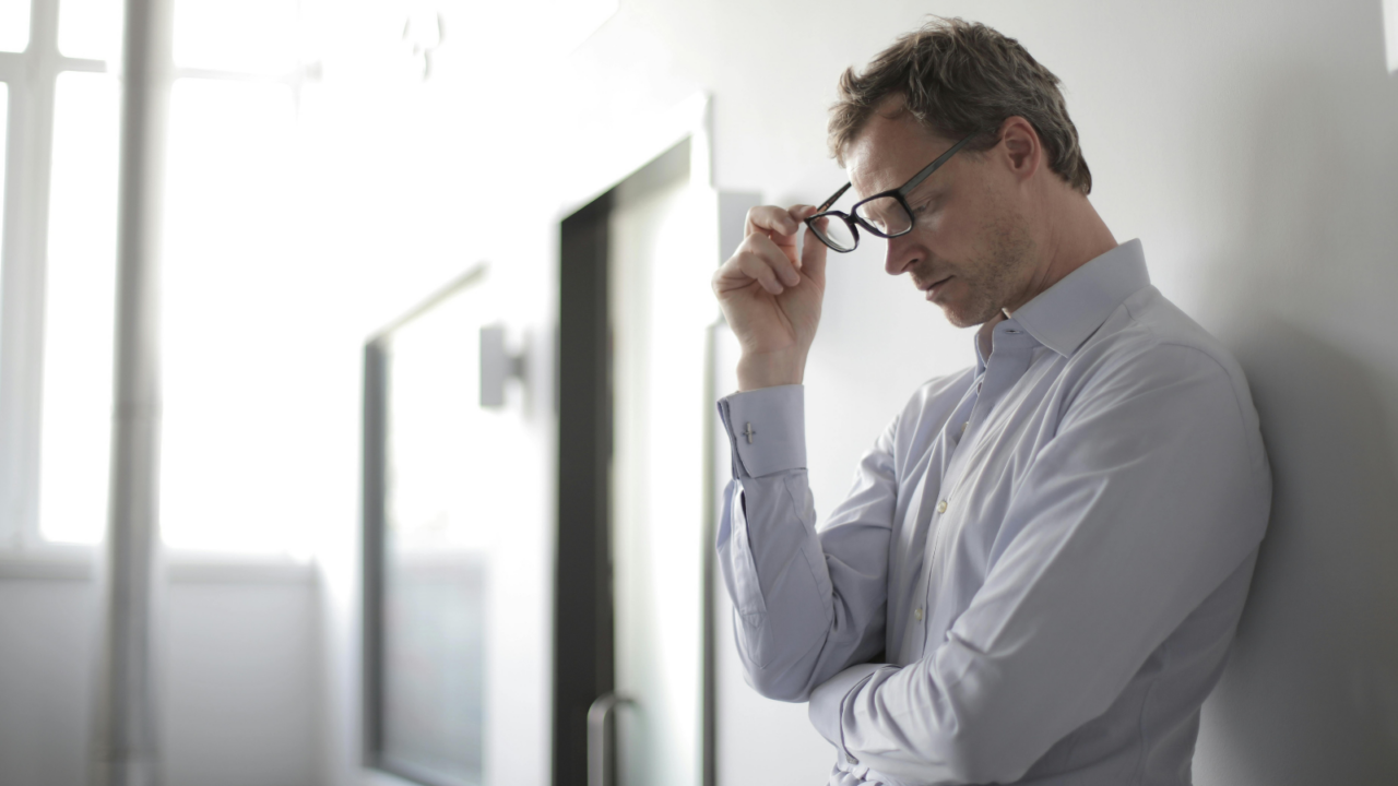 man lijkt behoorlijk gestresst (zou hij ook teveel cortisol hebben?)