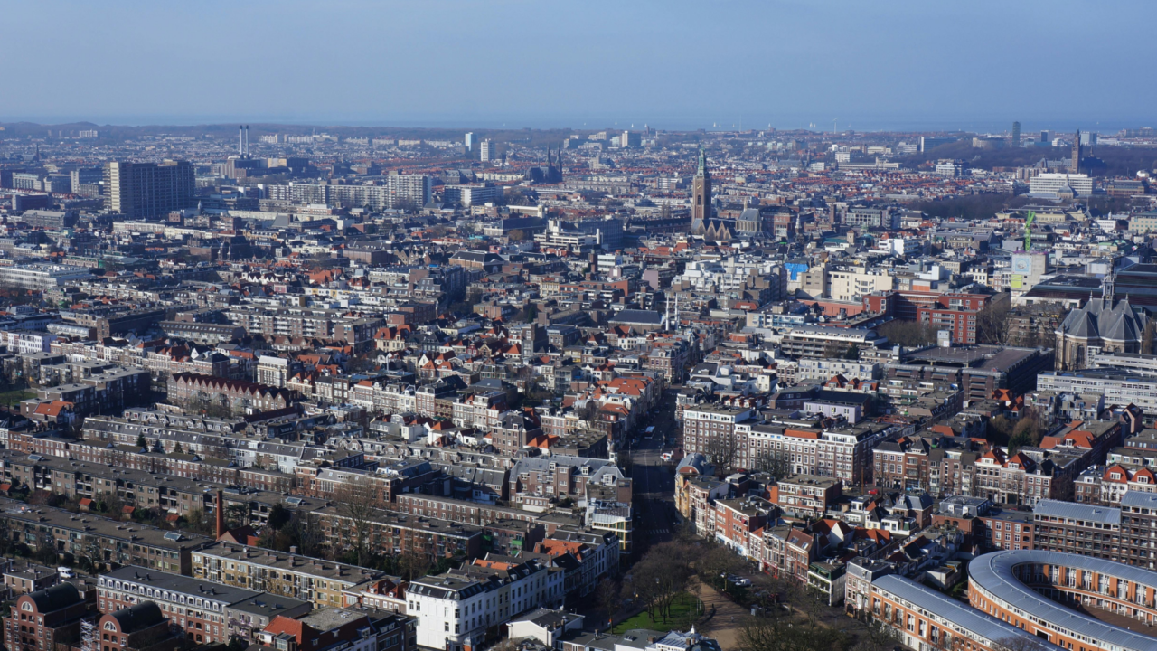 een shot van boven, van Den Haag (spoiler alert: de nummer 1 van de top 20 steden om in te leven)