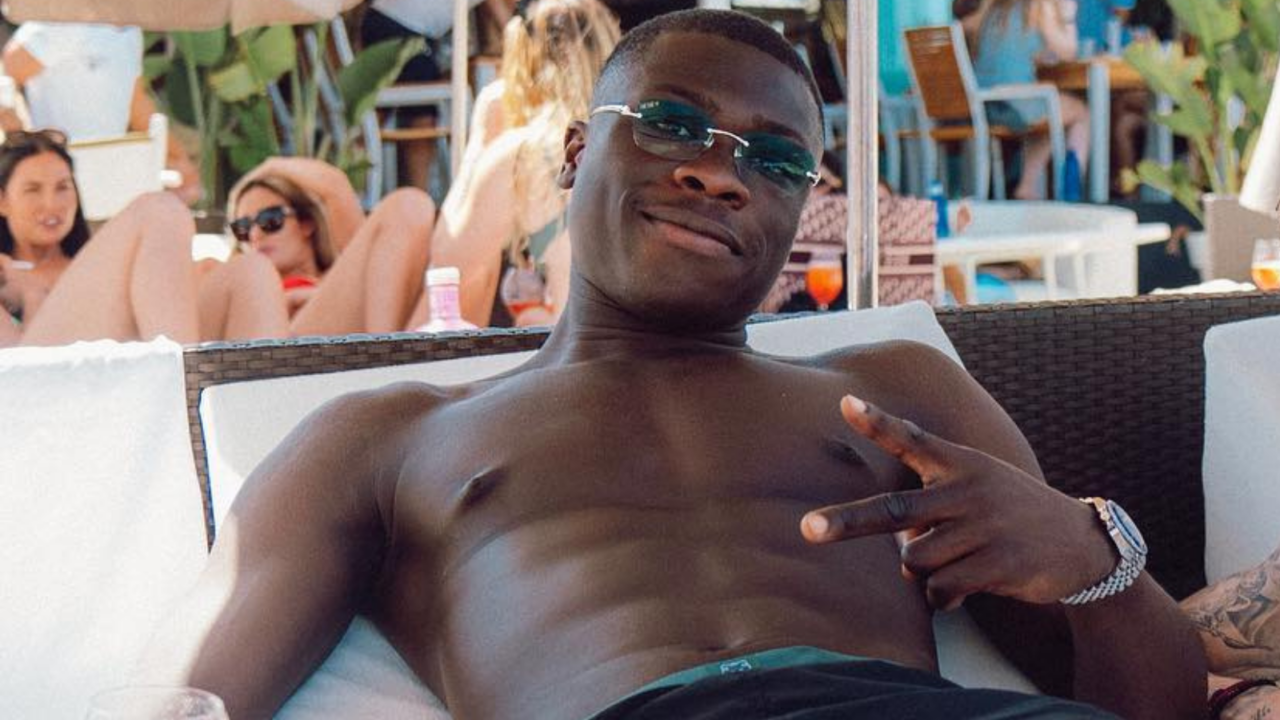 Brian Brobbey op vakantie (zal de voetballer stiekem een vriendin naast hem hebben?)