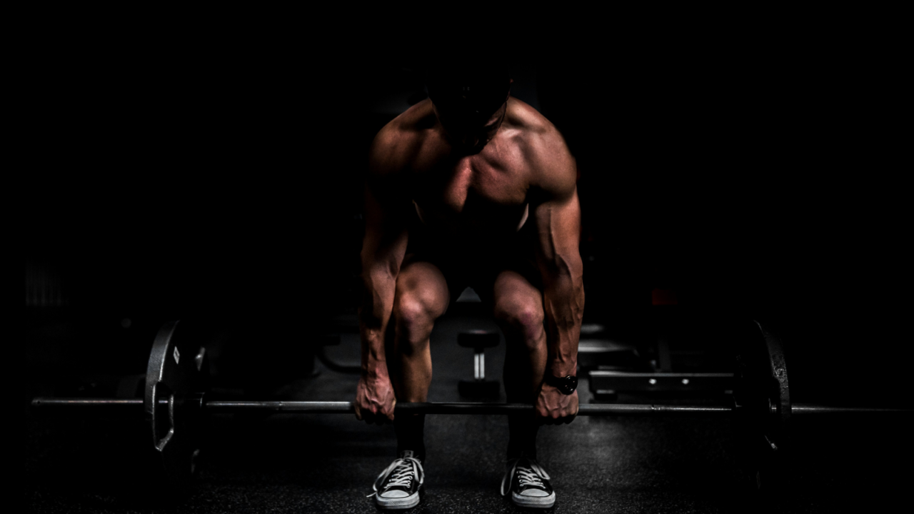 een man aan het deadliften (hij zal niet snel spieren verliezen)