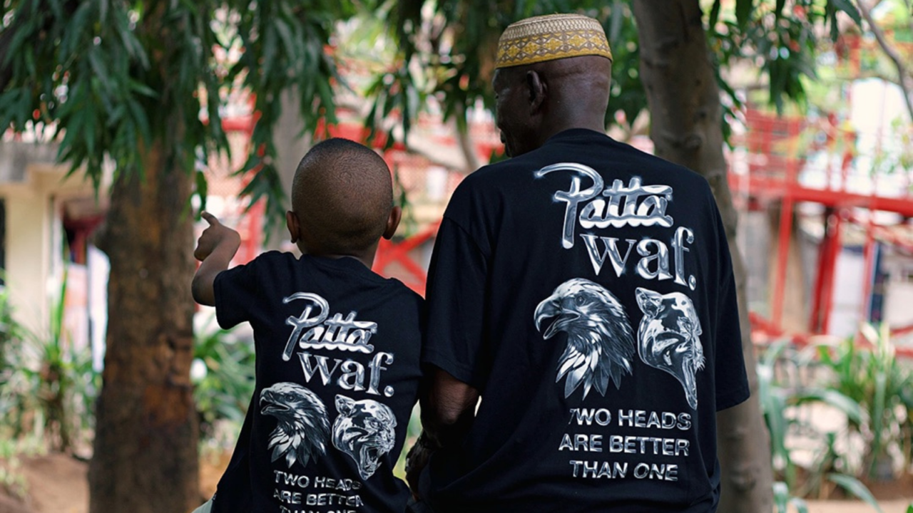 Vader en zoon die T-shirt dragen van de nieuwe Patta x WAF x ADE Collaboration.