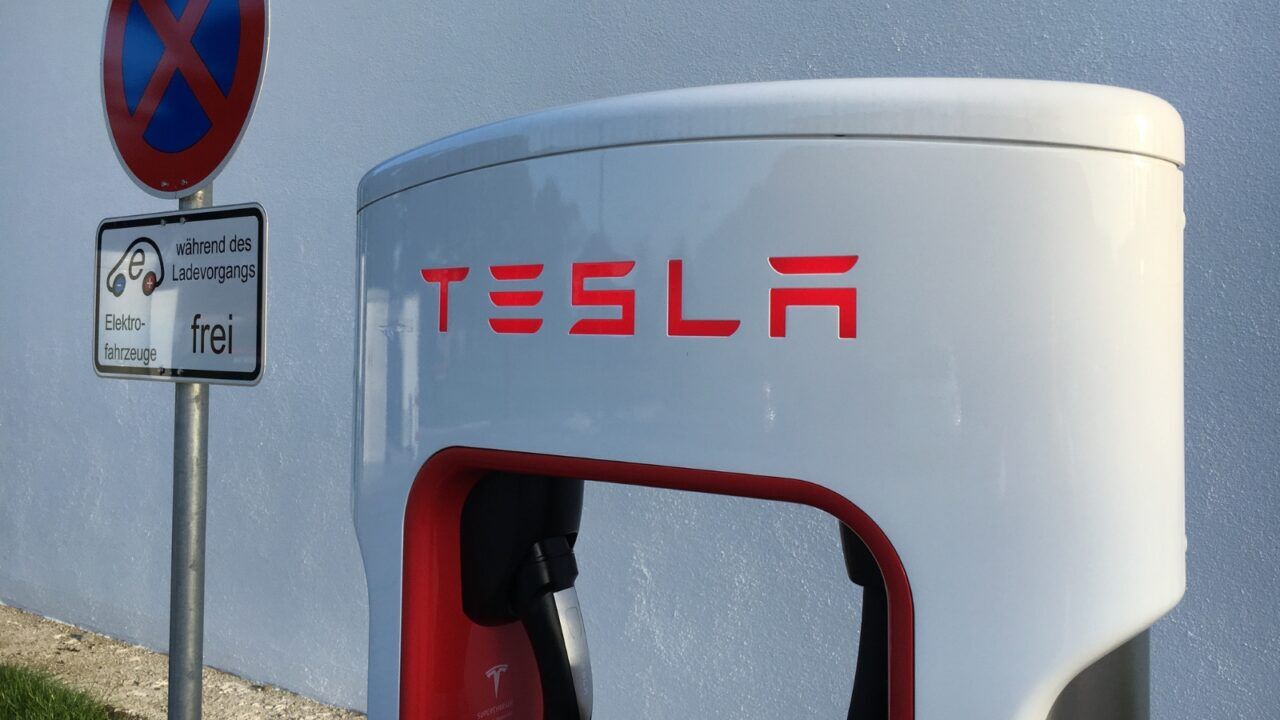 Foto van een Tesla-laadpaal in Duitsland op straat