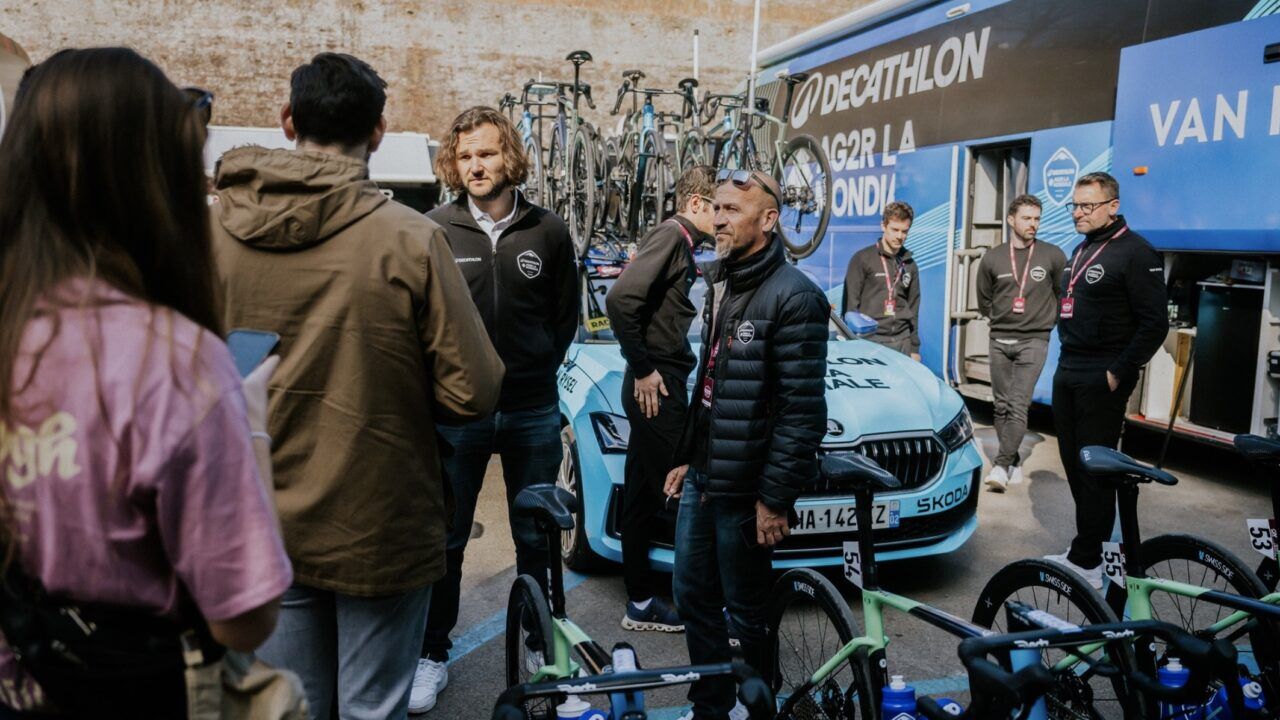 Het team van AG2R verzamelt zich vlak voorafgaand aan een wielerwedstrijd