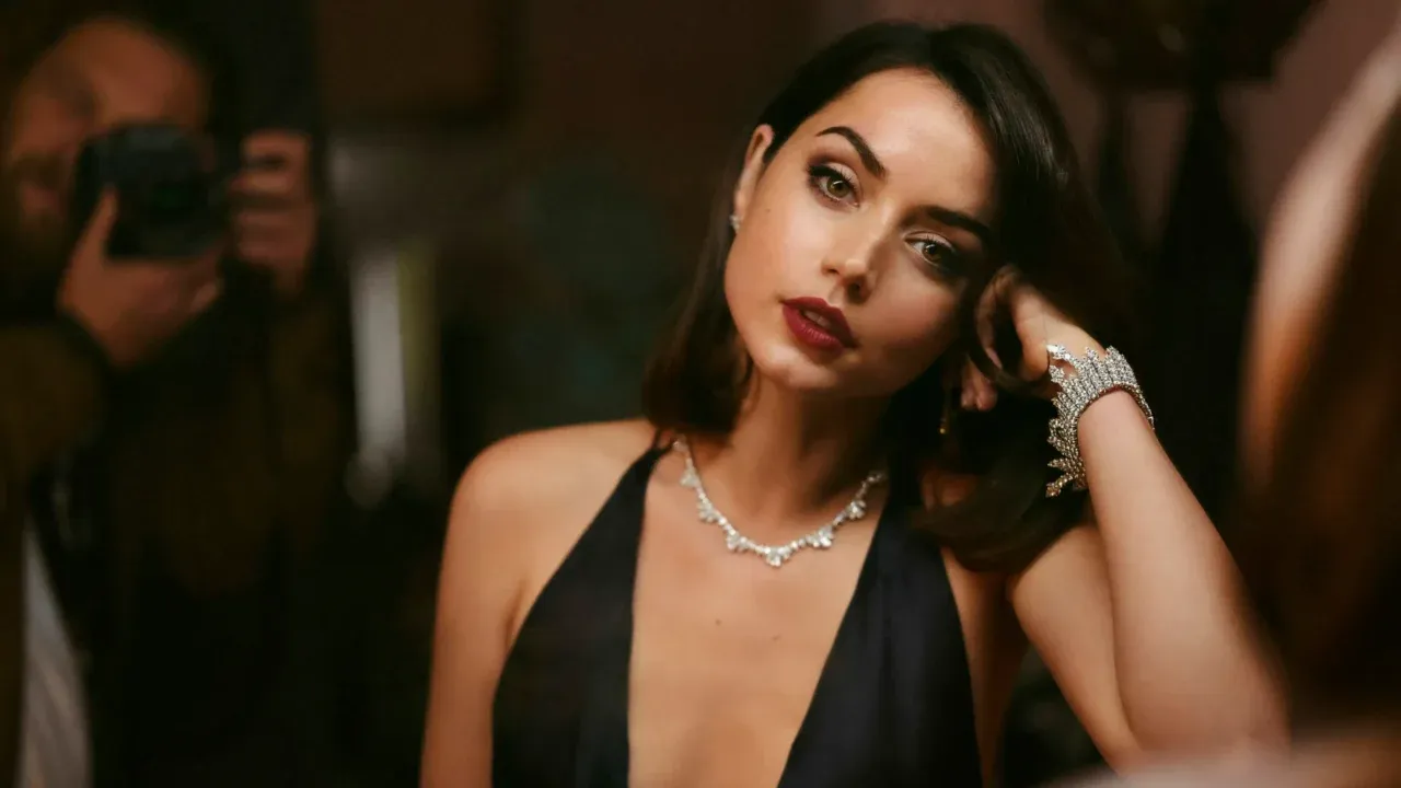 Ana de Armas, een van de Bond Girls