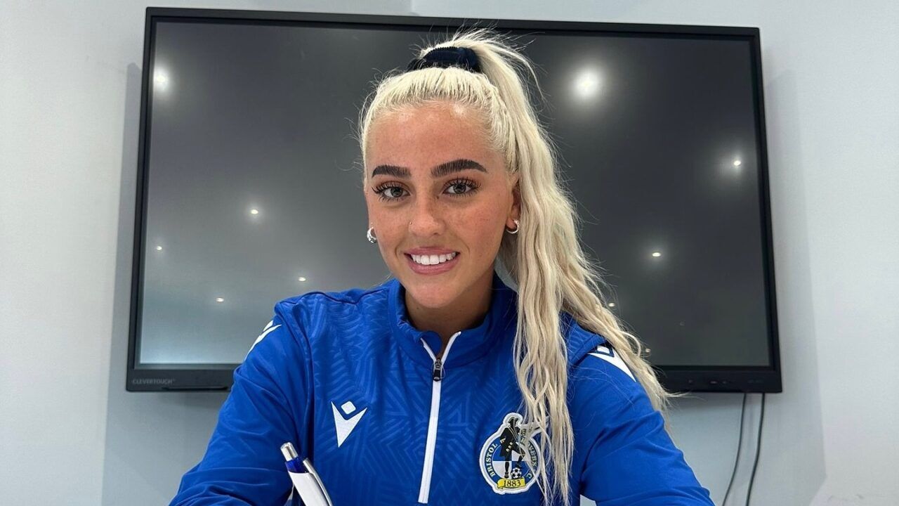 Knappe voetbalster Daisy Ackermann tekent een contact