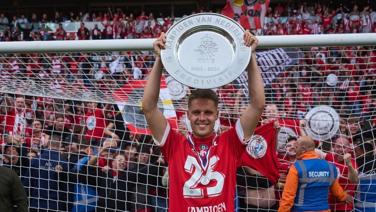 Joey Veerman wint in 2024 het kampioenschap met PSV, nu is zijn marktwaarde gedaald
