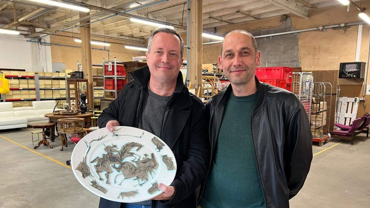 Twee mannen met het Pablo Picasso bord, welke gevonden is in Antwerpen