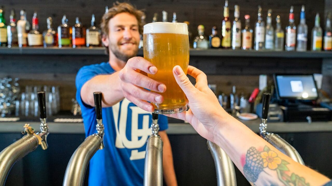 Man die een vaasje of fluitje in de horeca aanneemt