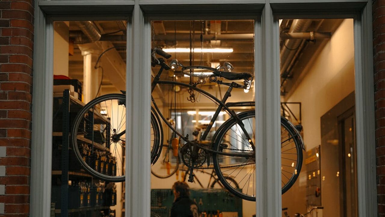 Fiets die hangt in de etalage van een fietsenwinkel