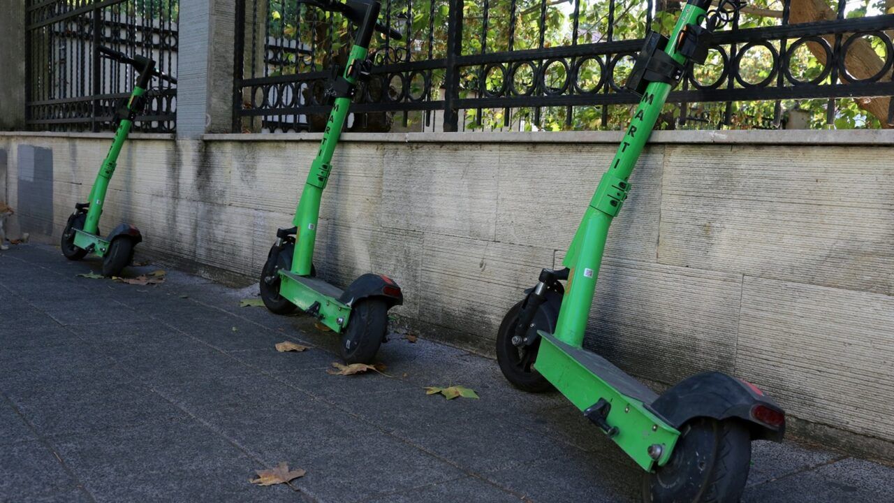 Elektrische steps op een rij