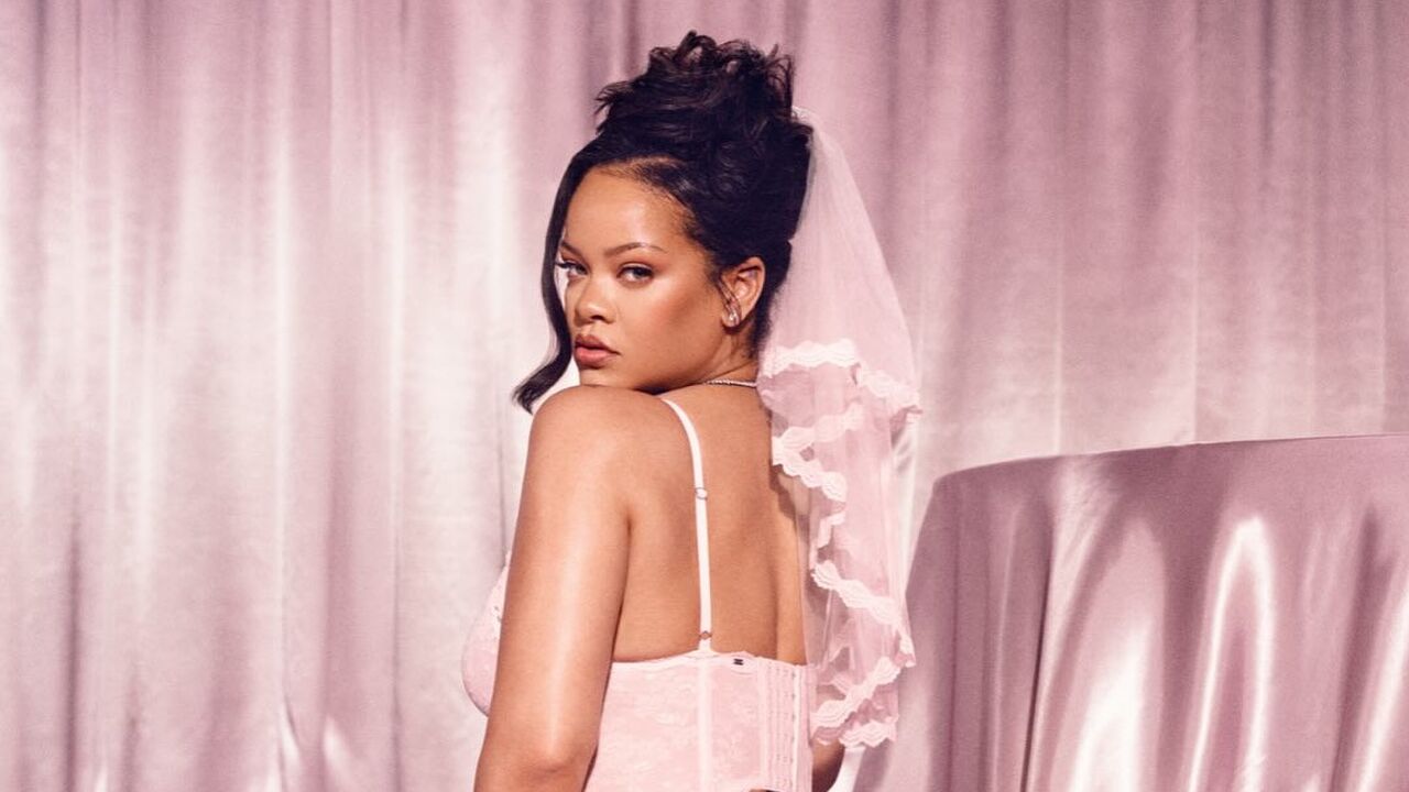 Zangeres Rihanna in haar eigen setje