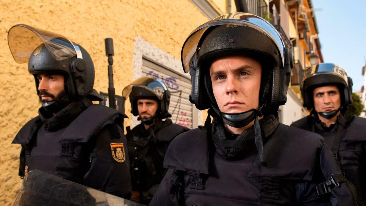 Een still van de serie Antidisturbios, te zien op Amazon Prime