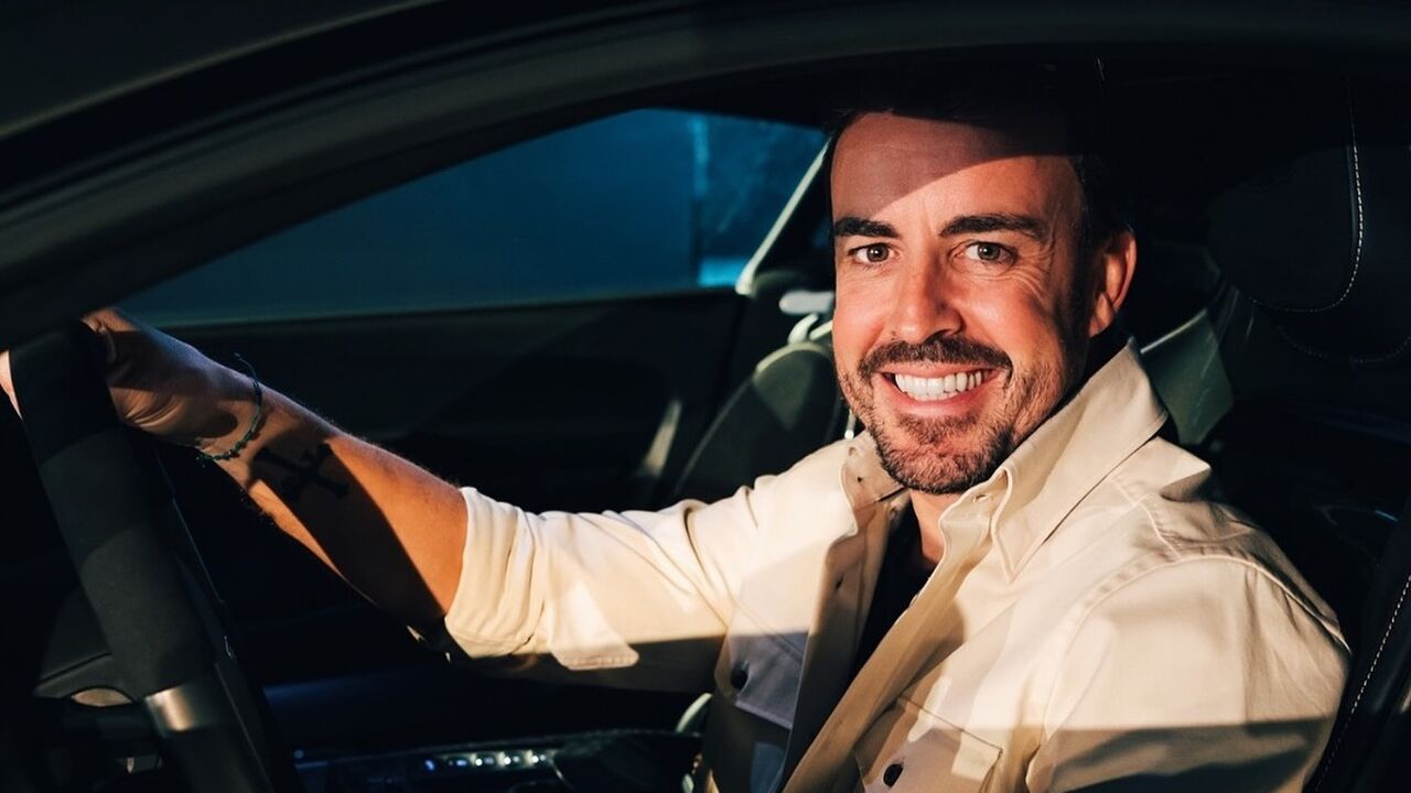 Fernando Alonso in zijn nieuwe Aston Martin