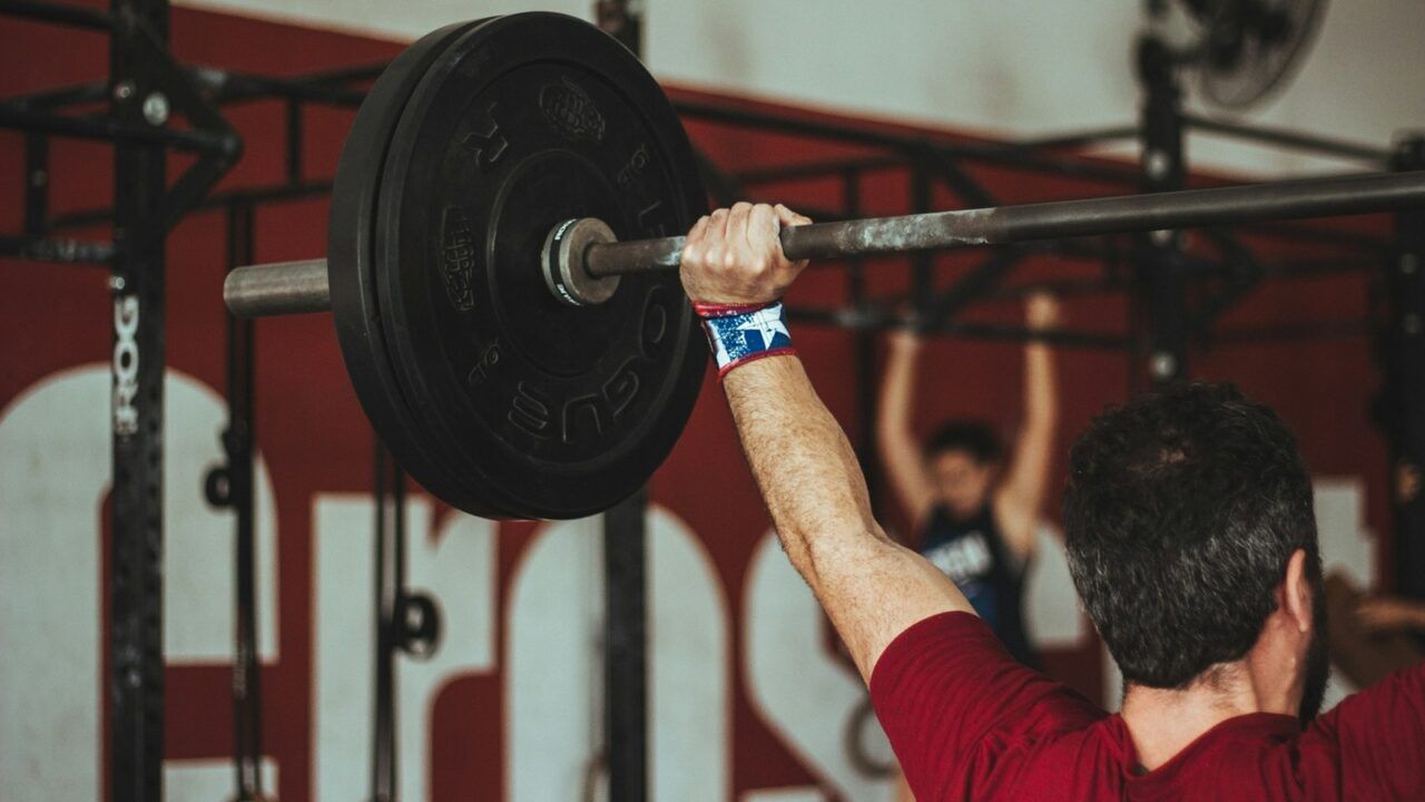 Man aan het liften in de sportschool