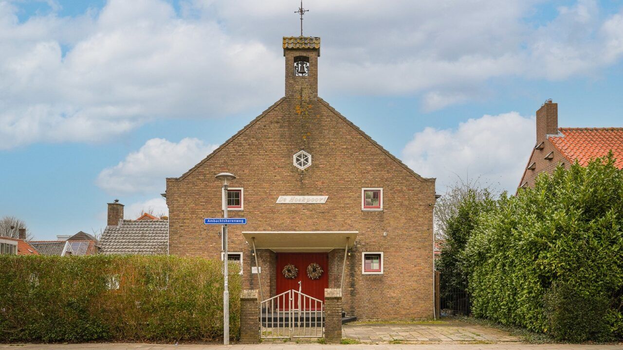 De voorzijde van de voormalige kerk.