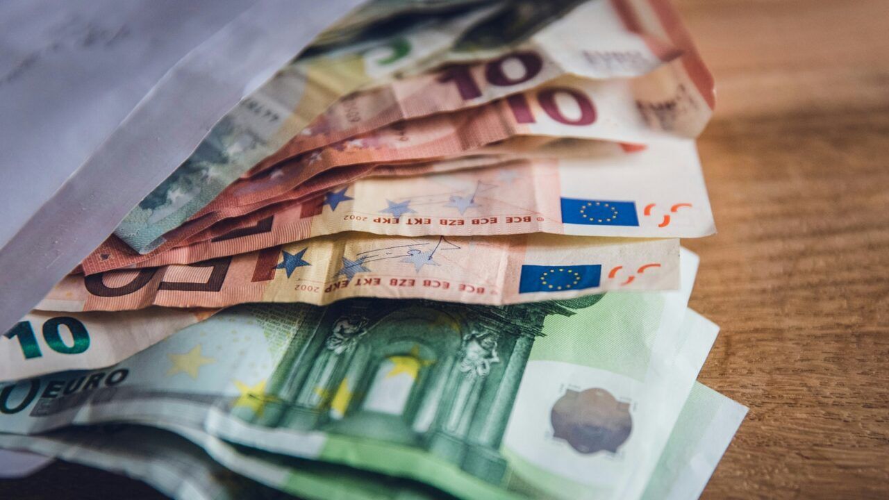 Vakantiegeld in envelop dat een werknemer heeft laten uitbetalen.