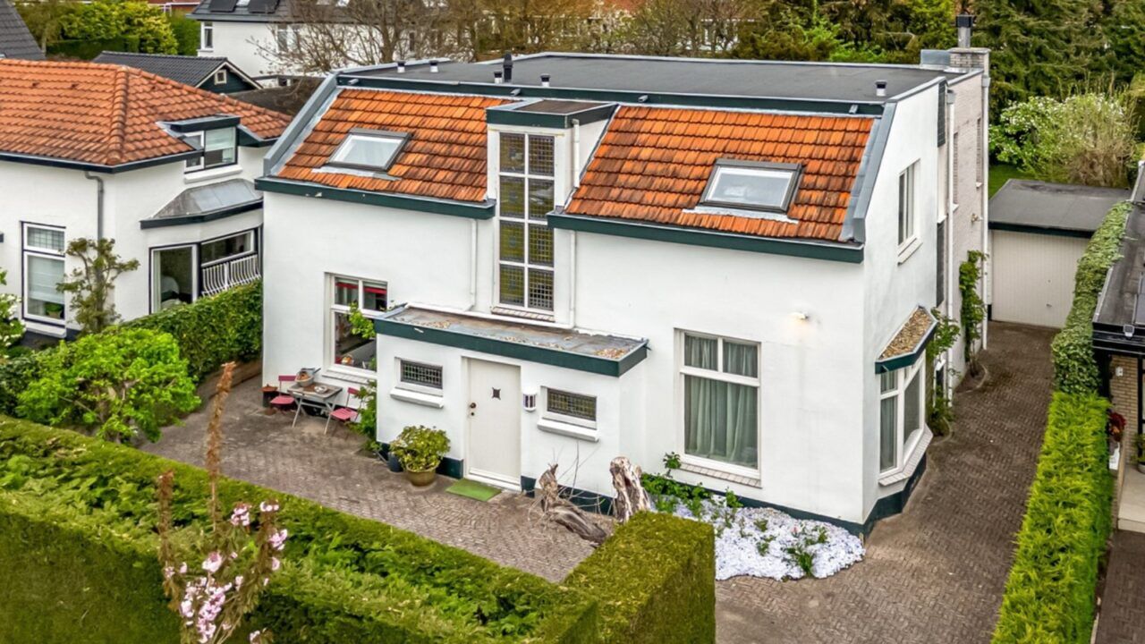De voorzijde van de villa van Henk Temming.