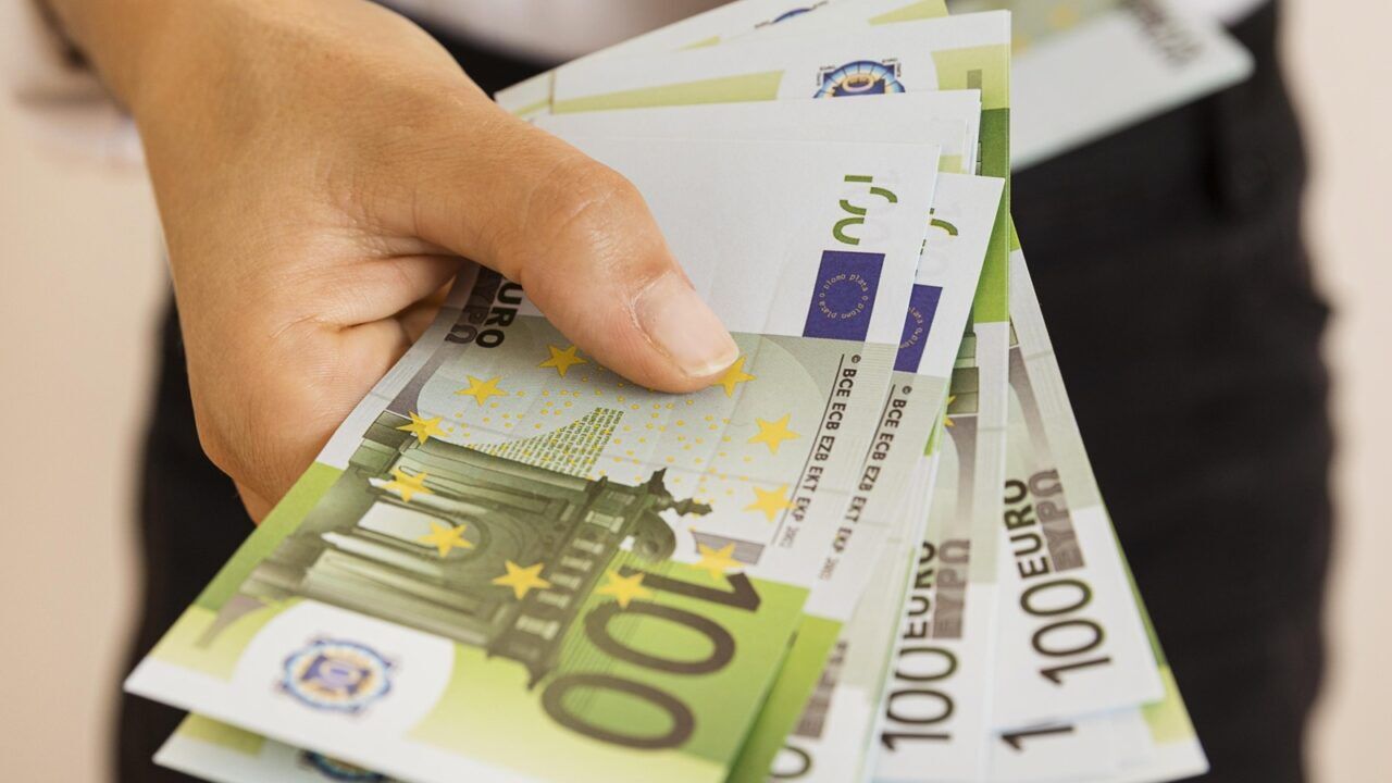 Cashgeld, briefjes van 100 euro. beloningsverschil werknemer baas.
