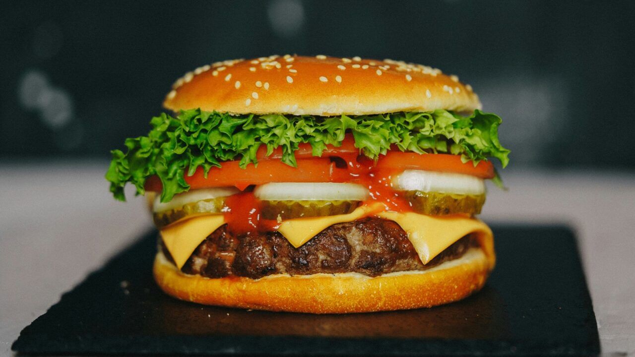 Een burger, dezelfde maaltijd als waarvoor een man een schadevergoeding eist.