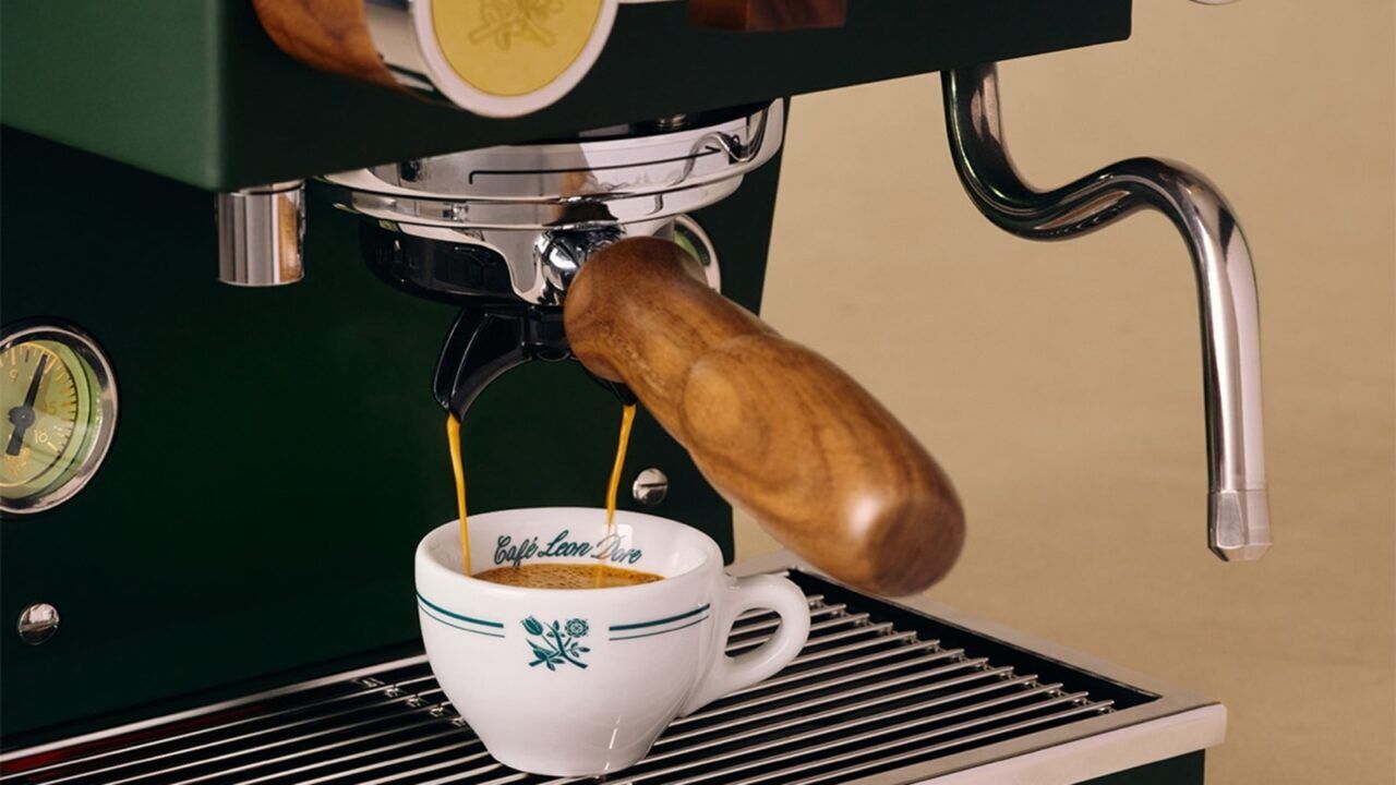 De Rolls-Royce onder koffiemachines in werking.
