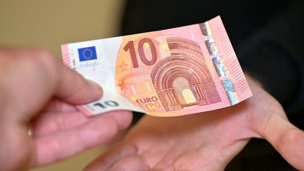 10 euro aan cashgeld, dat moeten we van de Nederlandsche Bank in huis leggen.