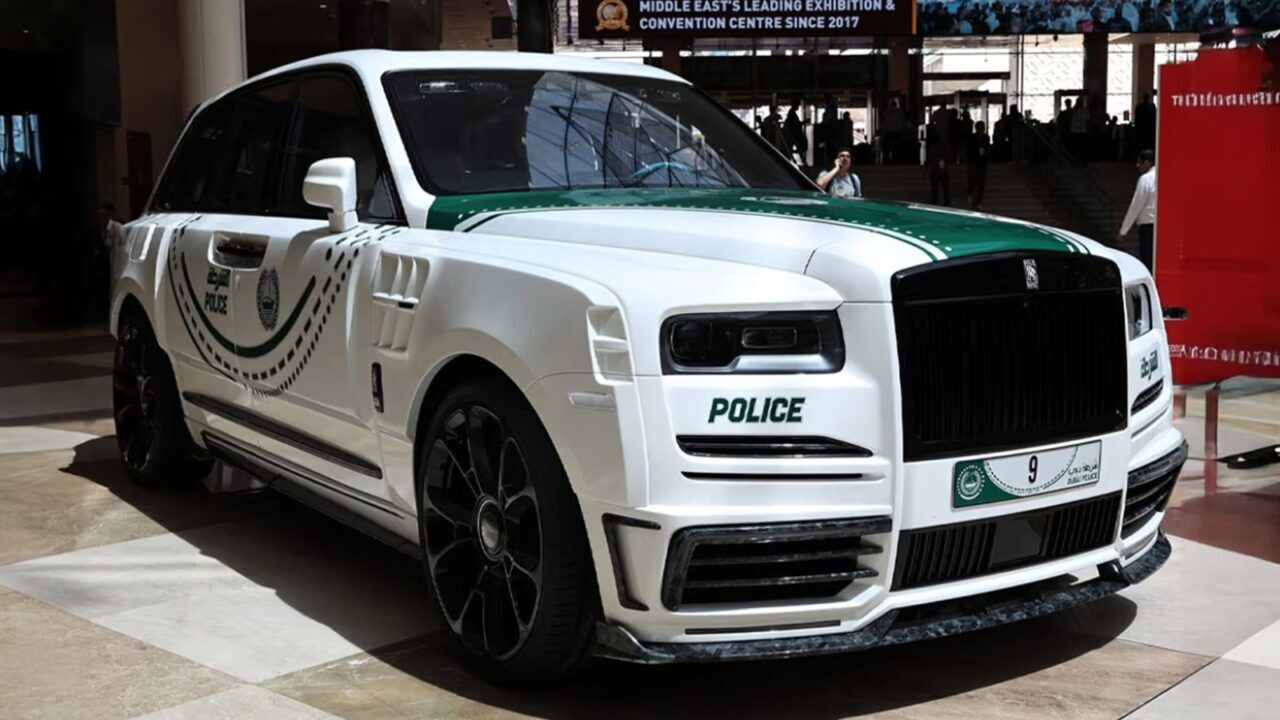 De Rolls-Royce Cullinan van de politie in Dubai.