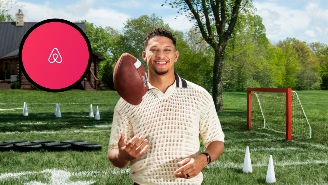 Patrick Mahomes voor de deur van een van de Airbnb Ervaringen in 2025