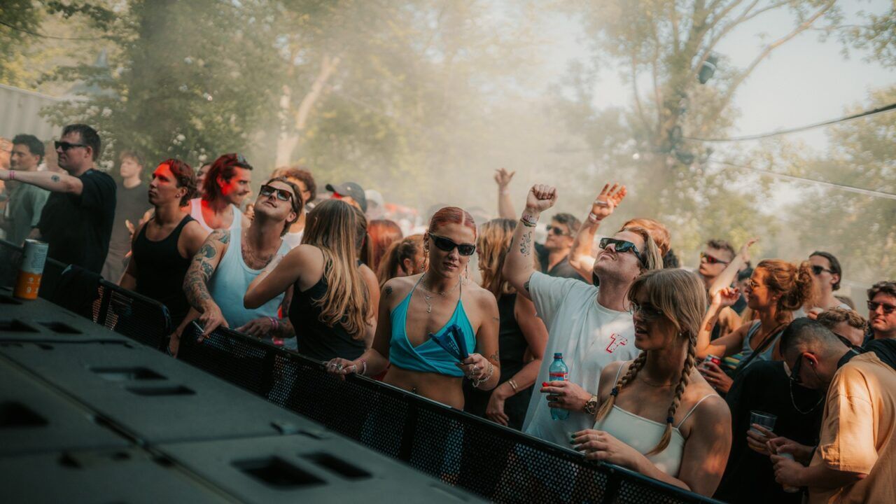 Feestende mensen bij een podium bij Upclose
