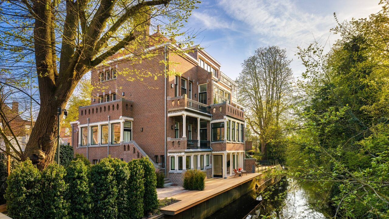 Buitenaanzicht van een villa aan het Vondelpark, die te koop staat op Funda