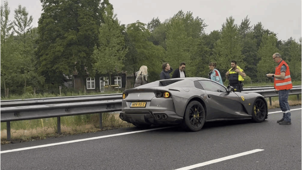 Gecrashte Ferrari 812 GTS op de A2, waarbij de schade zichtbaar is