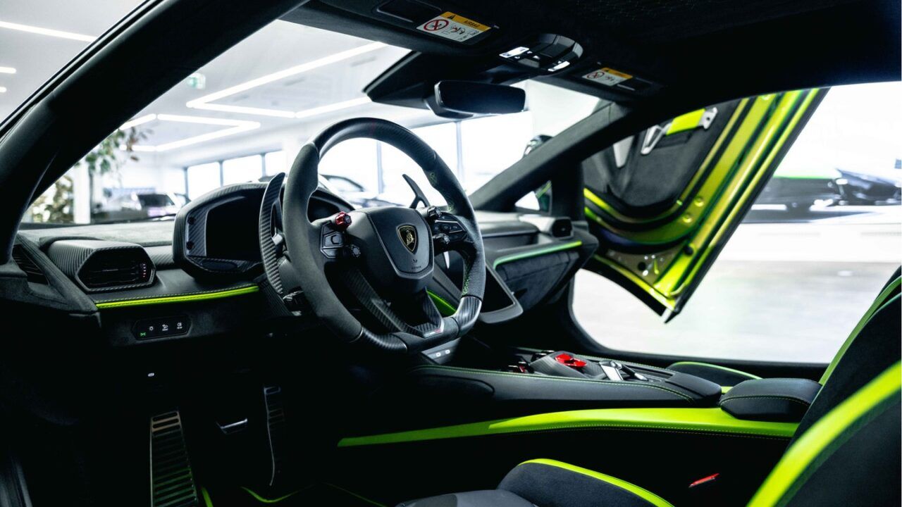 Het interieur van de multicolor Lamborghini die op Marktplaats staat