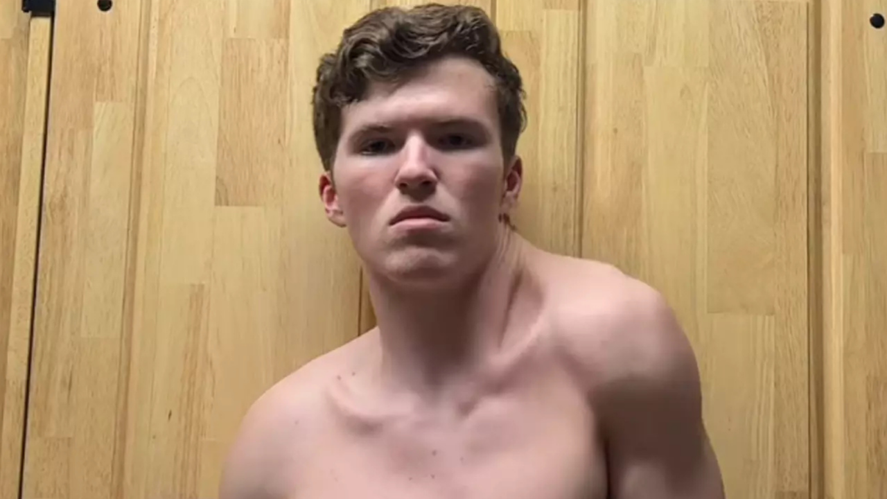 jongen die één kant van zijn lichaam traint